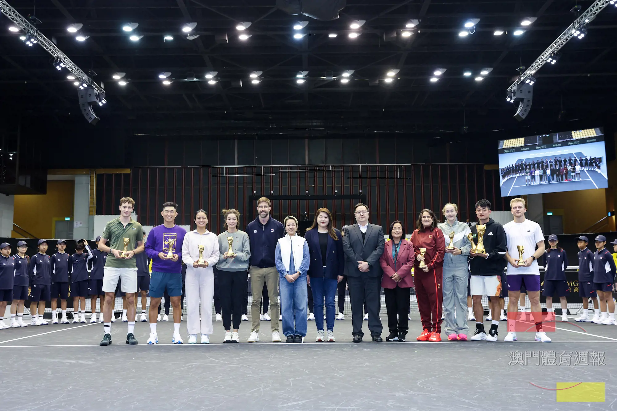 TA1 澳門網球名人賽圓滿落幕，兩隊球員與頒獎嘉賓合照。.jpg